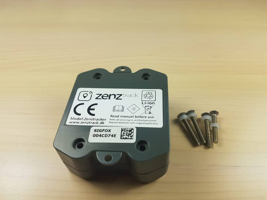Sådan skifter du batteri på din Zenztracker BATTERY » ZenzTrack ApS Fjern skruer fra GPS tracker